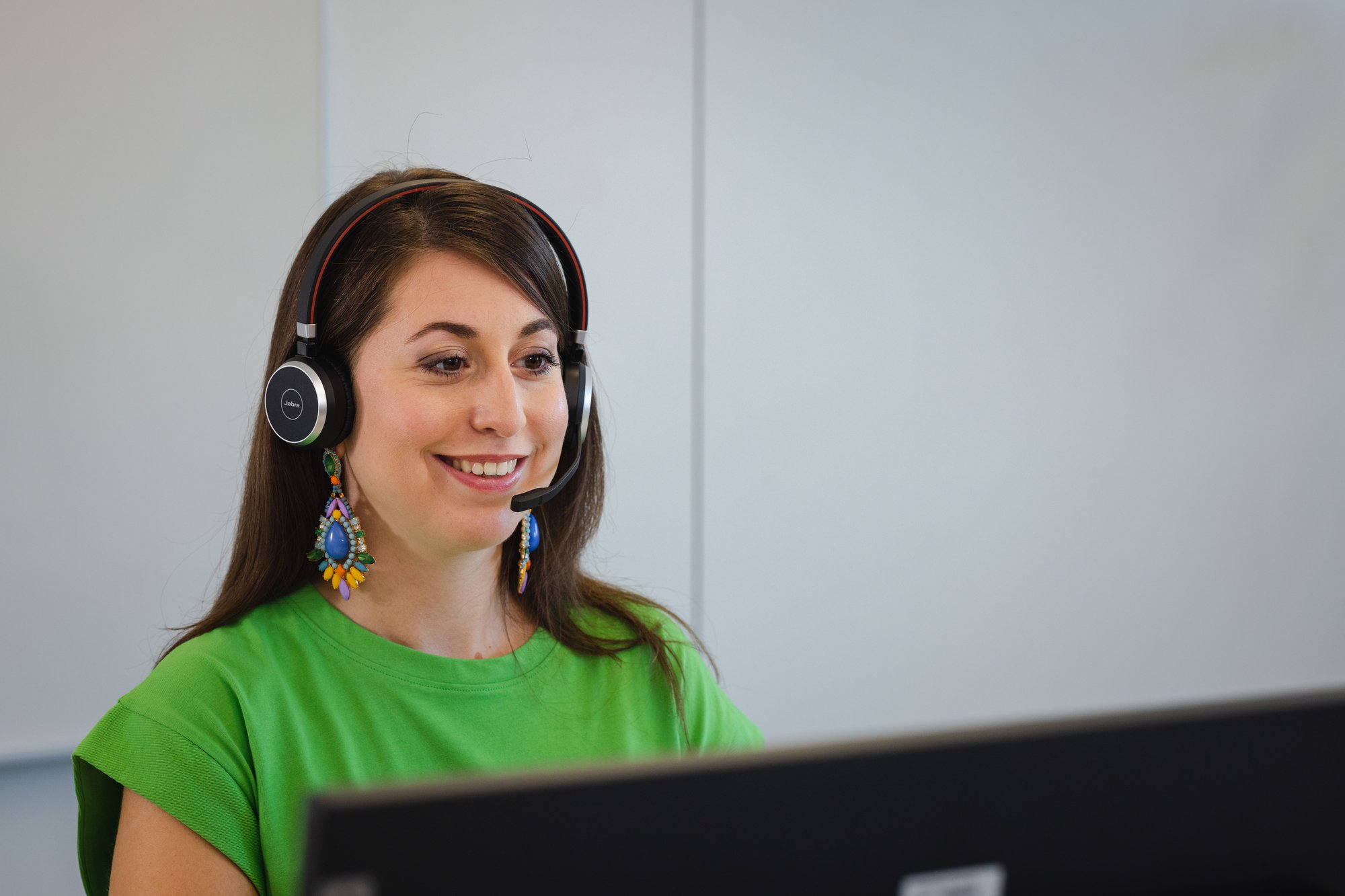 Eine Mitarbeiterin im sozialen Bereich bildet sich mit einem E-Learning weiter 