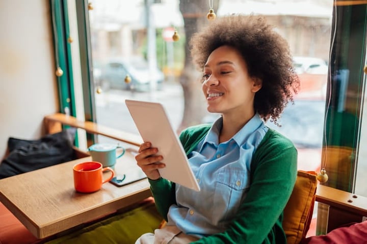 Une femme utilise des applications électroniques et peut s’identifier sans équivoque grâce à son identité numérique.