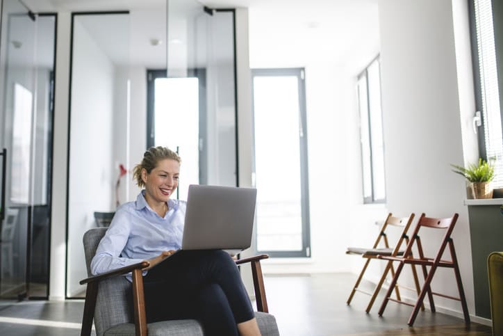 A woman uses the secure meeting solution Meet from Unblu