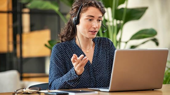 Une collaboratrice utilise le logiciel suisse Meeting de gestion des réunions.