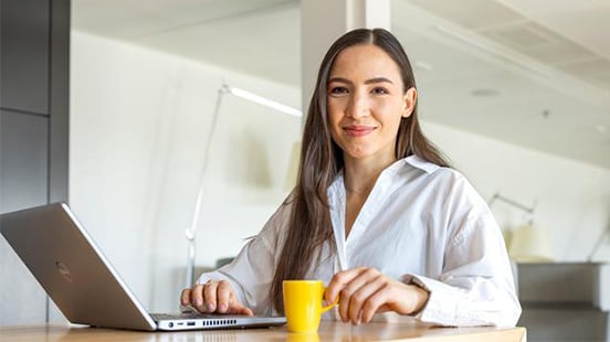 HR-Mitarbeitende setzt auf Personalmanagementsoftware HR Café HR-Mitarbeitende setzt auf Personalmanagementsoftware HR Café