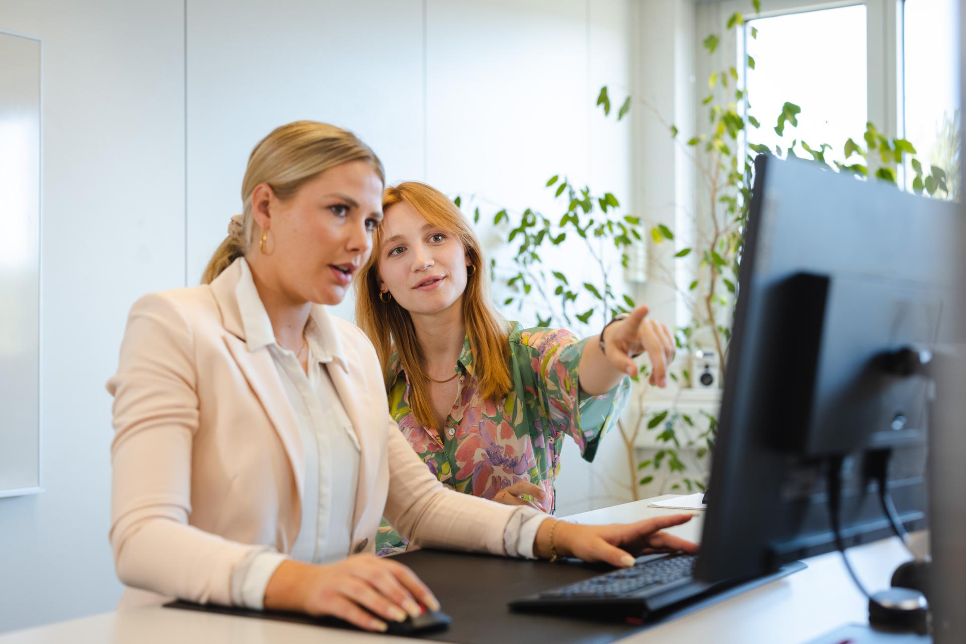 Colleagues use the Swiss Post Dialog G6 web application Colleagues use the Swiss Post Dialog G6 web application