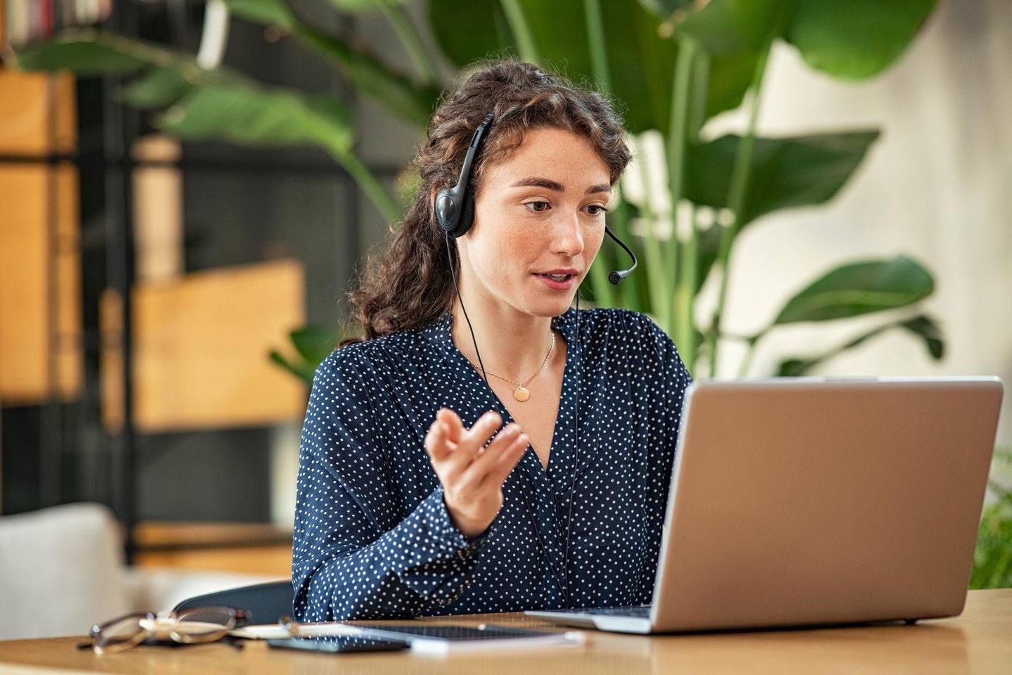 Mitarbeitende nutzt Schweizer Software für Sitzungsmanagement Meeting.