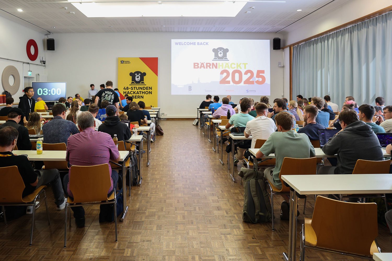 Der Saal von BärnHäckt 2025 voller Teilnehmenden