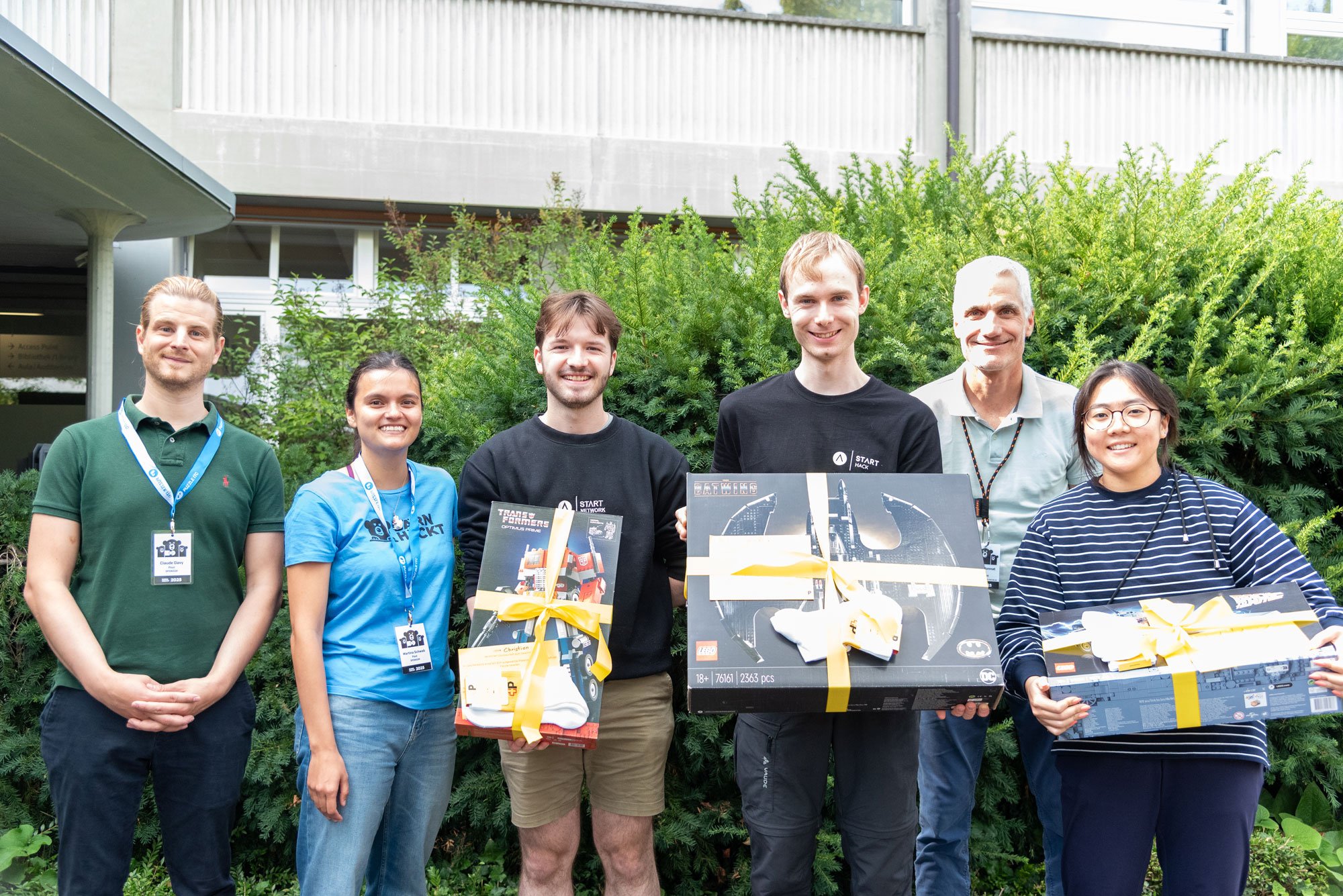 Die drei Gewinnerinnen und Gewinner mit ihren Lego-Sets. Ebenfalls auf dem Bild Xavier Monnat und Martina Schwab. Die drei Gewinnerinnen und Gewinner mit ihren Lego-Sets. Ebenfalls auf dem Bild Xavier Monnat und Martina Schwab.