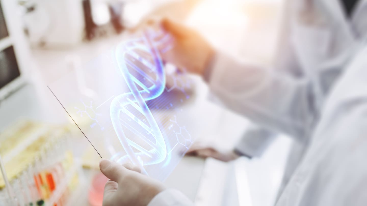 Ricercatori in laboratorio con la visualizzazione digitale del DNA come simbolo di sicurezza dei dati sanitari.