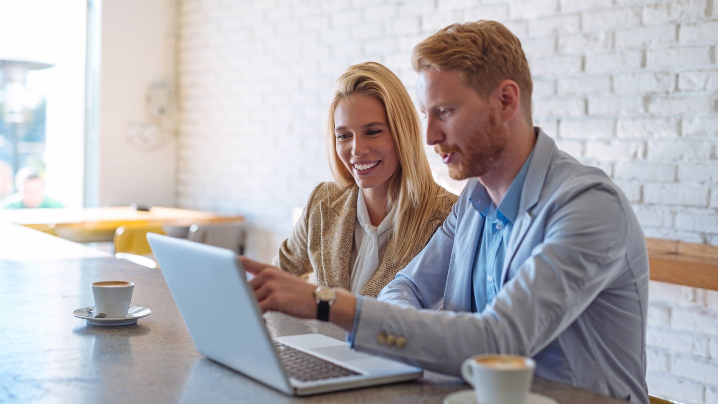 Dans un café, un homme et une femme consultent des contenus numériques sur un ordinateur portable, qui symbolise l’accès au DEP au quotidien. Dans un café, un homme et une femme consultent des contenus numériques sur un ordinateur portable, qui symbolise l’accès au DEP au quotidien.