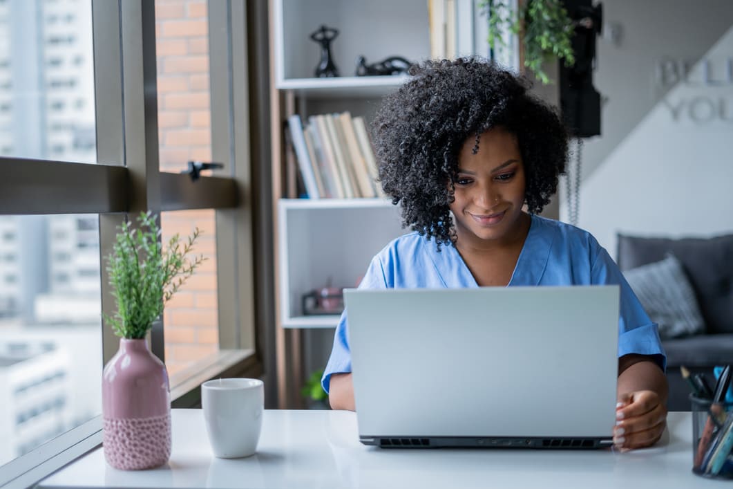 Une infirmière travaille dans un espace de travail numérique sécurisé avec Tresorit